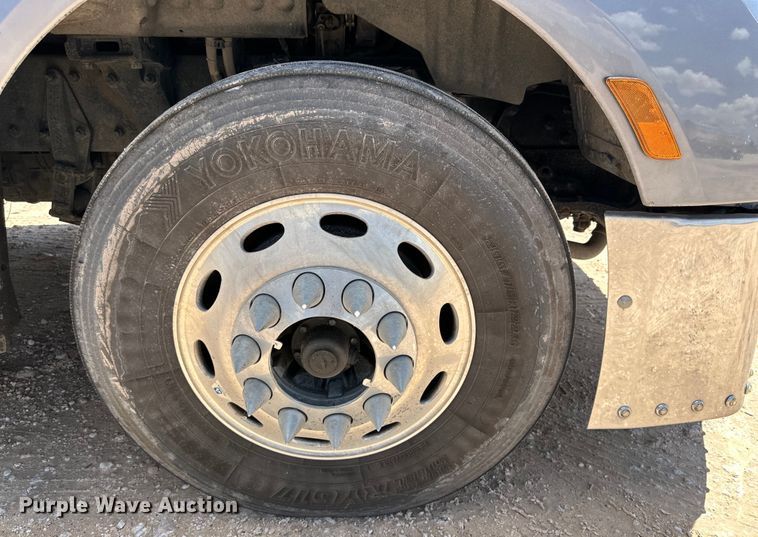 image for item ZA0421 2020 Peterbilt 579 semi truck