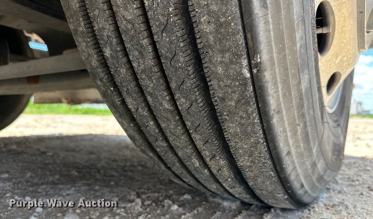 image for item ZA0421 2020 Peterbilt 579 semi truck