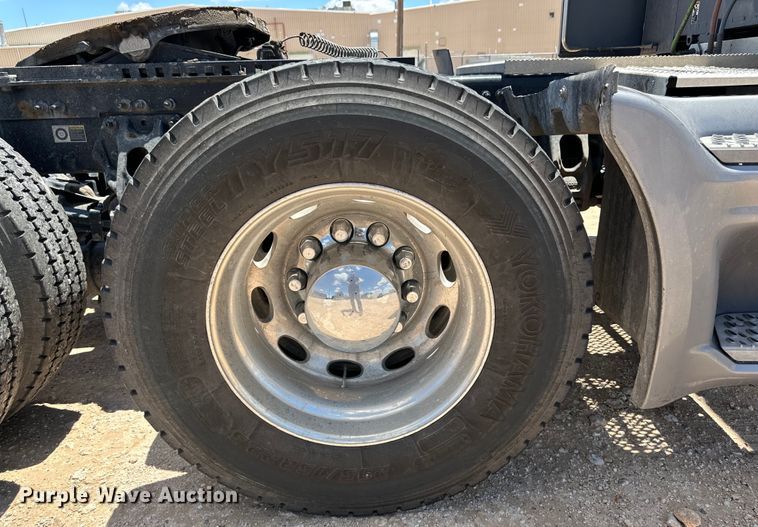 image for item ZA0421 2020 Peterbilt 579 semi truck