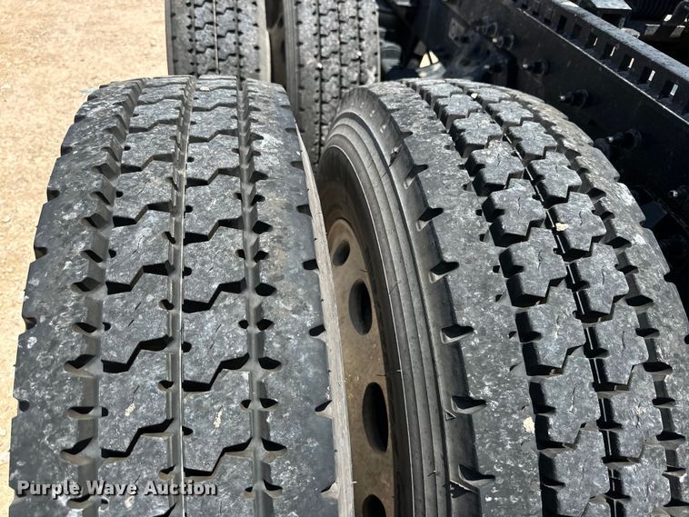 image for item ZA0421 2020 Peterbilt 579 semi truck