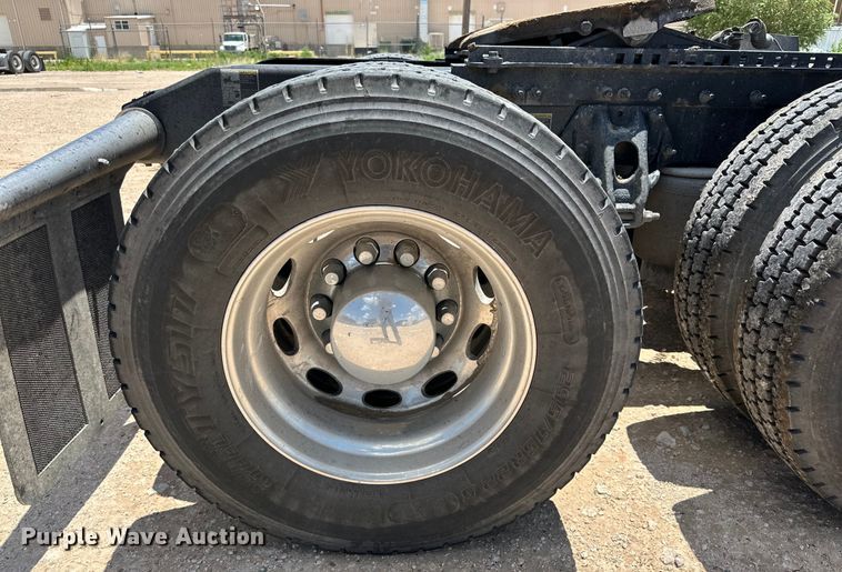 image for item ZA0421 2020 Peterbilt 579 semi truck