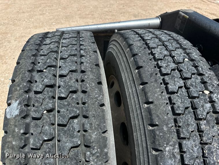 image for item ZA0421 2020 Peterbilt 579 semi truck