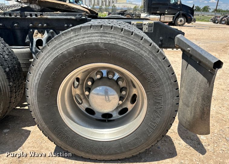 image for item ZA0421 2020 Peterbilt 579 semi truck