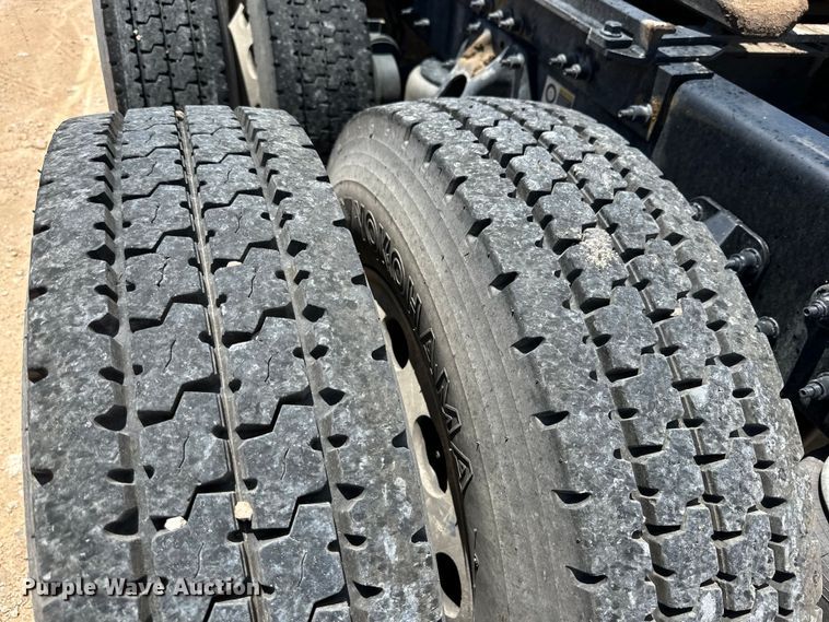 image for item ZA0421 2020 Peterbilt 579 semi truck