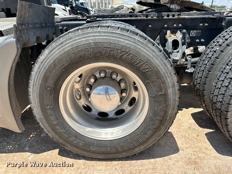 image for item ZA0421 2020 Peterbilt 579 semi truck