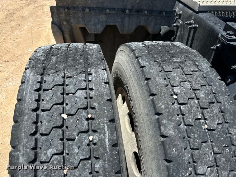 image for item ZA0421 2020 Peterbilt 579 semi truck