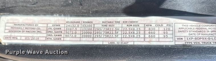 image for item ZA0421 2020 Peterbilt 579 semi truck