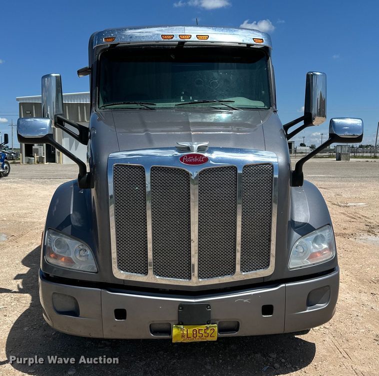 image for item ZA0422 2020 Peterbilt 579 semi truck