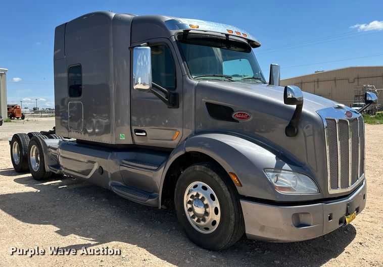 image for item ZA0422 2020 Peterbilt 579 semi truck