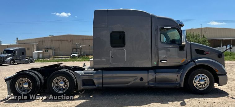 image for item ZA0422 2020 Peterbilt 579 semi truck