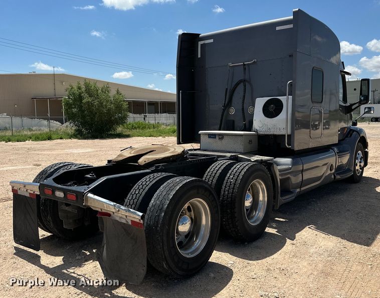 image for item ZA0422 2020 Peterbilt 579 semi truck