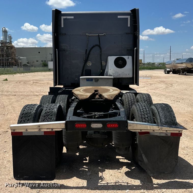 image for item ZA0422 2020 Peterbilt 579 semi truck