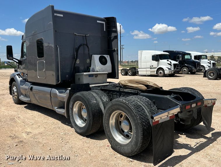 image for item ZA0422 2020 Peterbilt 579 semi truck