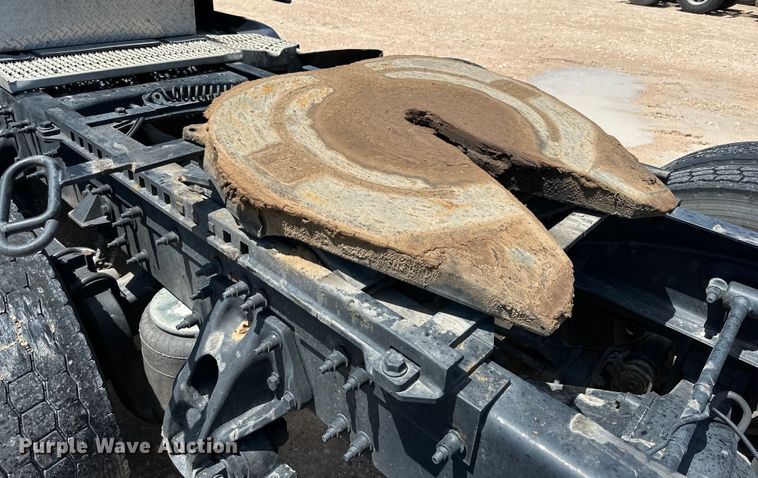 image for item ZA0422 2020 Peterbilt 579 semi truck