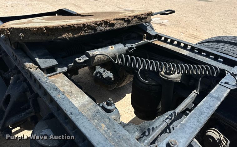 image for item ZA0422 2020 Peterbilt 579 semi truck