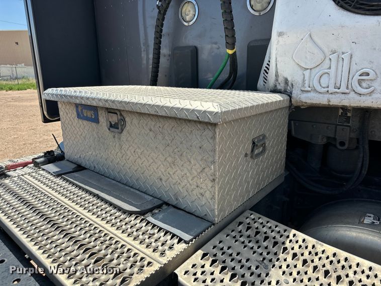 image for item ZA0422 2020 Peterbilt 579 semi truck