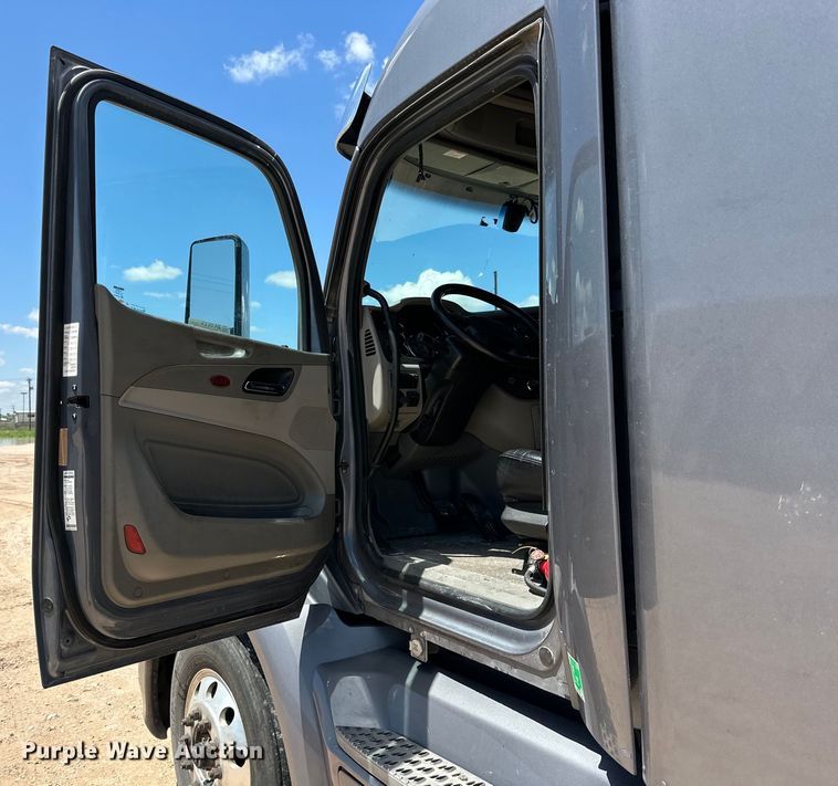 image for item ZA0422 2020 Peterbilt 579 semi truck