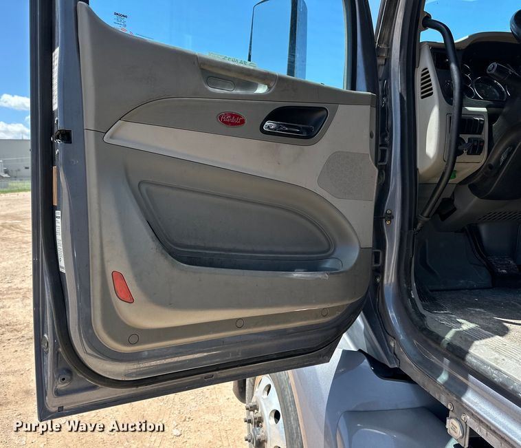 image for item ZA0422 2020 Peterbilt 579 semi truck