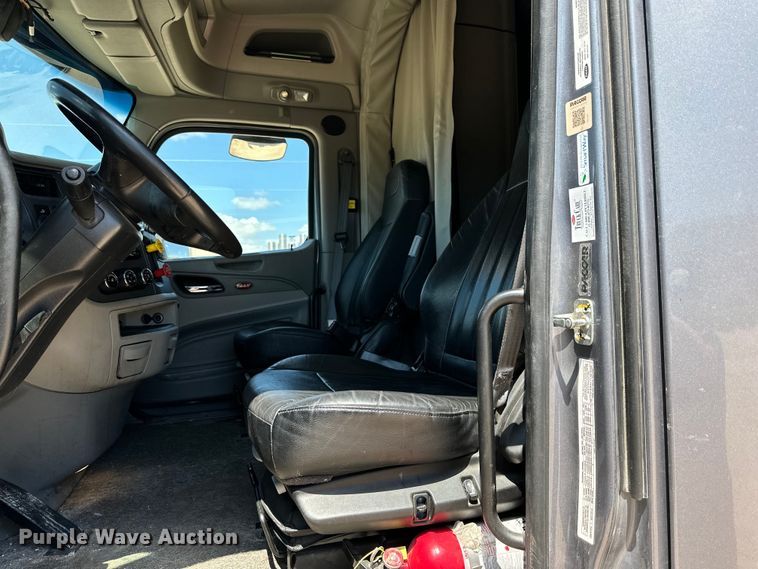 image for item ZA0422 2020 Peterbilt 579 semi truck