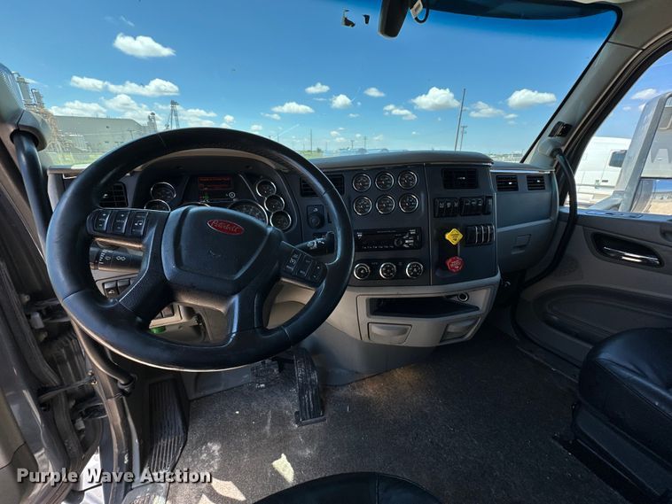 image for item ZA0422 2020 Peterbilt 579 semi truck