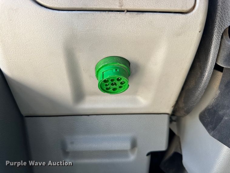 image for item ZA0422 2020 Peterbilt 579 semi truck