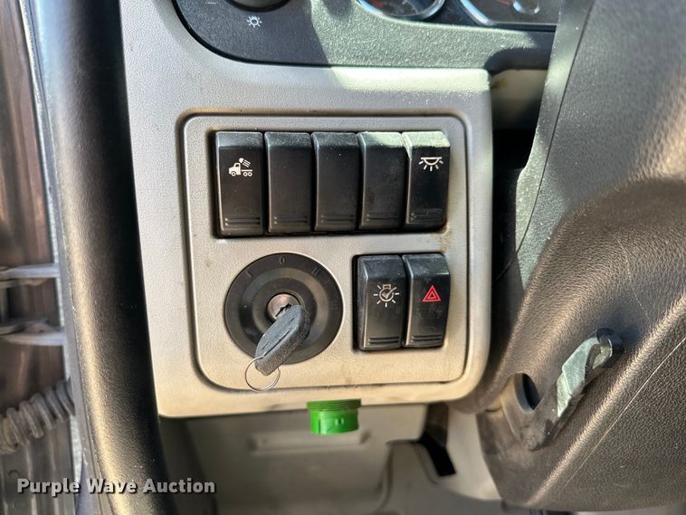 image for item ZA0422 2020 Peterbilt 579 semi truck