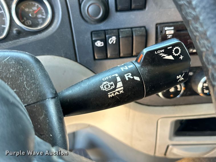 image for item ZA0422 2020 Peterbilt 579 semi truck