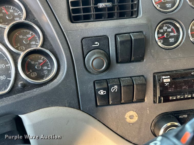 image for item ZA0422 2020 Peterbilt 579 semi truck