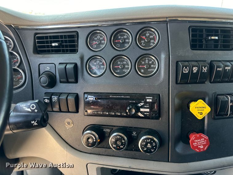 image for item ZA0422 2020 Peterbilt 579 semi truck