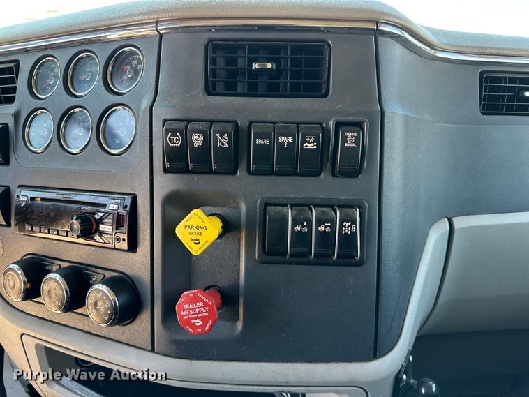 image for item ZA0422 2020 Peterbilt 579 semi truck