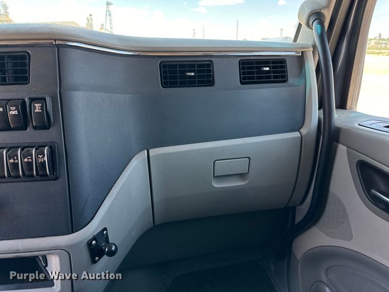 image for item ZA0422 2020 Peterbilt 579 semi truck