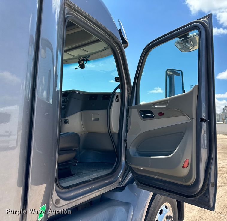 image for item ZA0422 2020 Peterbilt 579 semi truck