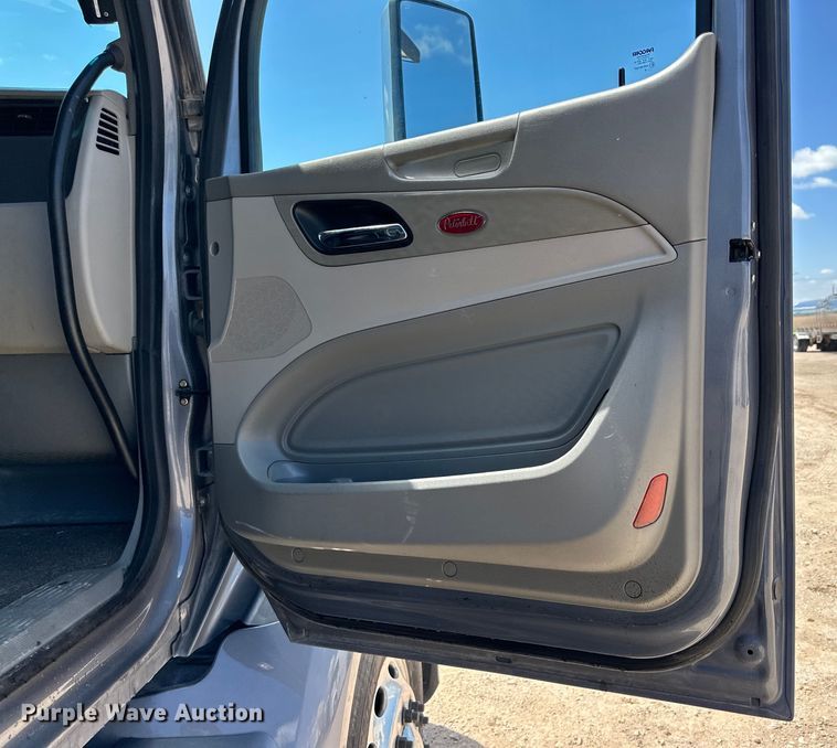 image for item ZA0422 2020 Peterbilt 579 semi truck