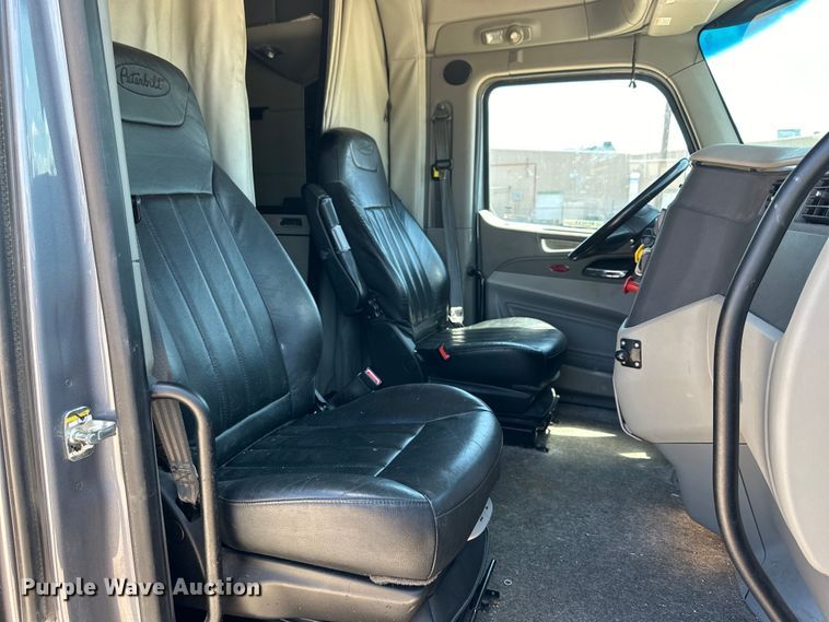 image for item ZA0422 2020 Peterbilt 579 semi truck