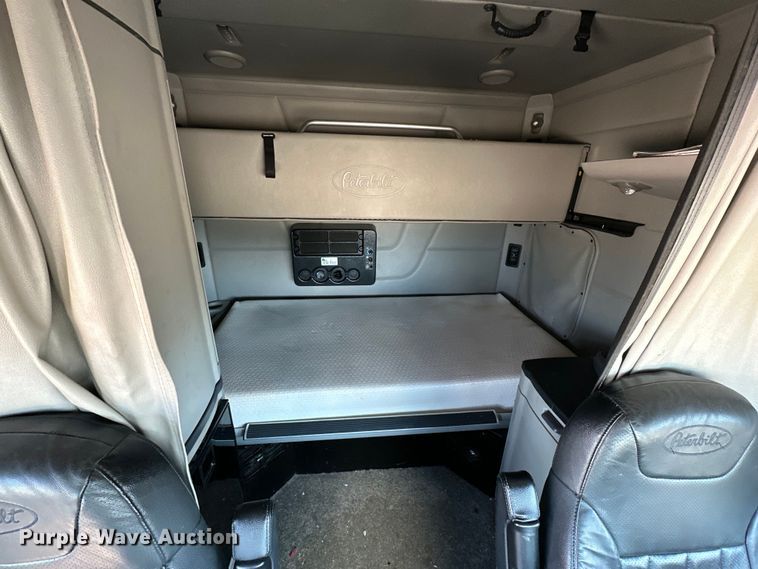 image for item ZA0422 2020 Peterbilt 579 semi truck