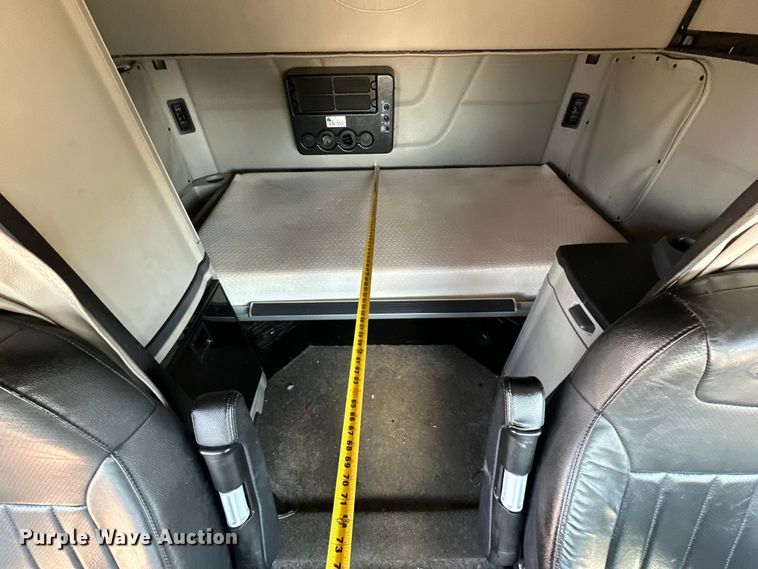 image for item ZA0422 2020 Peterbilt 579 semi truck