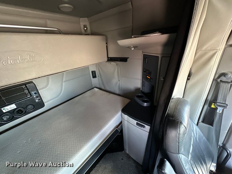 image for item ZA0422 2020 Peterbilt 579 semi truck