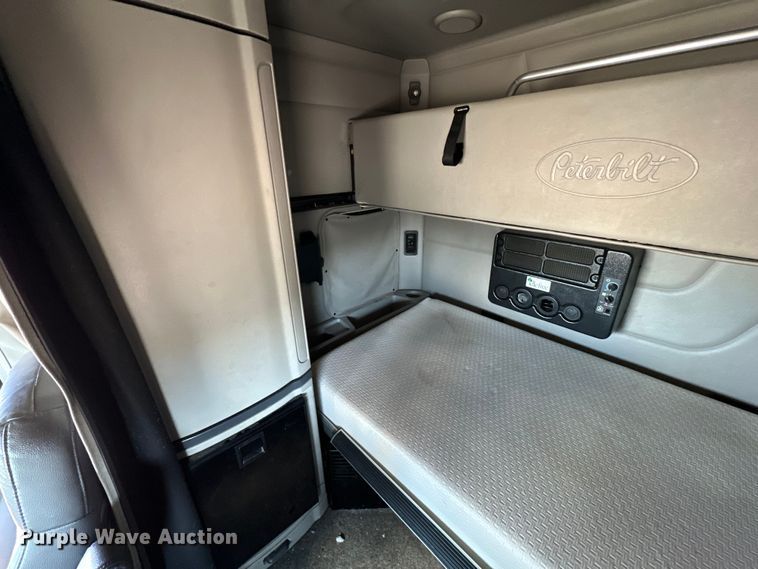 image for item ZA0422 2020 Peterbilt 579 semi truck