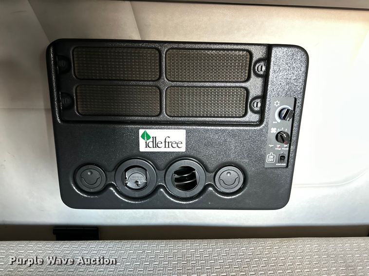 image for item ZA0422 2020 Peterbilt 579 semi truck