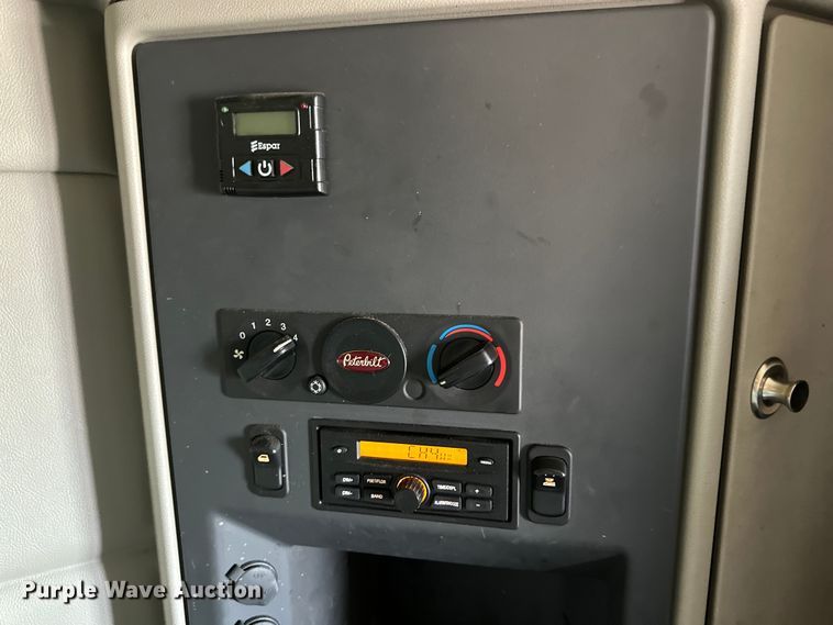 image for item ZA0422 2020 Peterbilt 579 semi truck