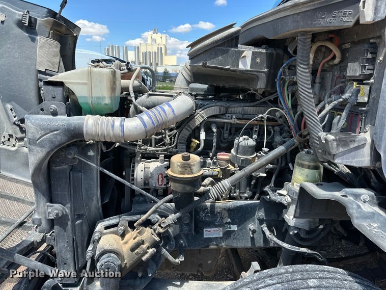 image for item ZA0422 2020 Peterbilt 579 semi truck