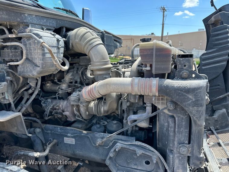 image for item ZA0422 2020 Peterbilt 579 semi truck