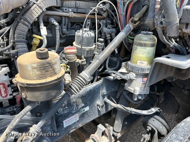 image for item ZA0422 2020 Peterbilt 579 semi truck