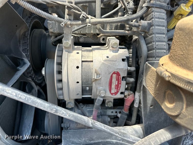 image for item ZA0422 2020 Peterbilt 579 semi truck