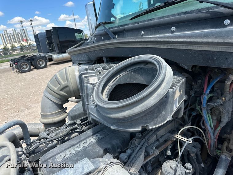 image for item ZA0422 2020 Peterbilt 579 semi truck