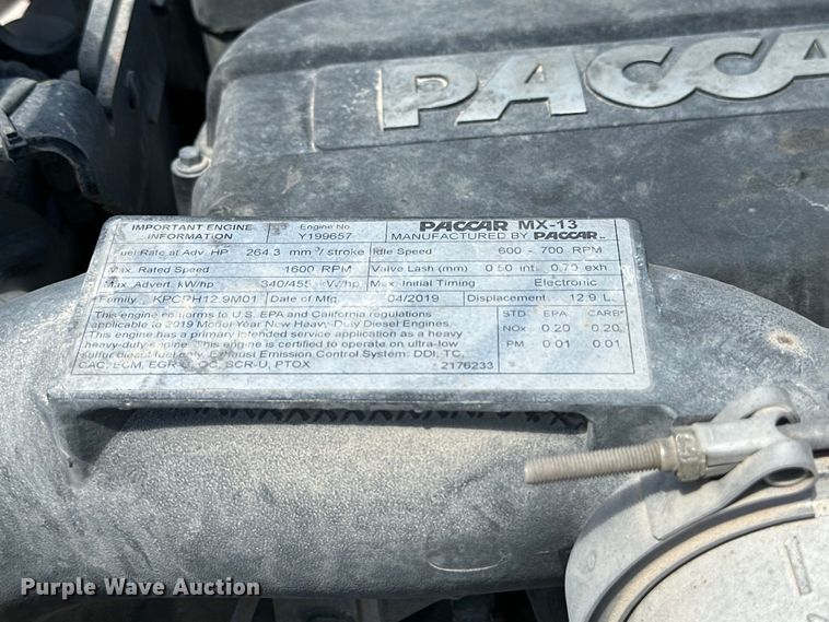 image for item ZA0422 2020 Peterbilt 579 semi truck