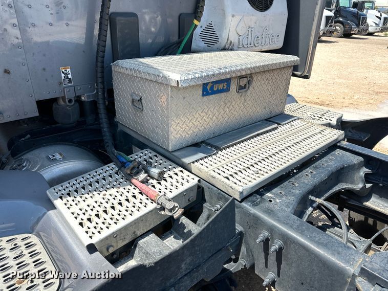 image for item ZA0422 2020 Peterbilt 579 semi truck