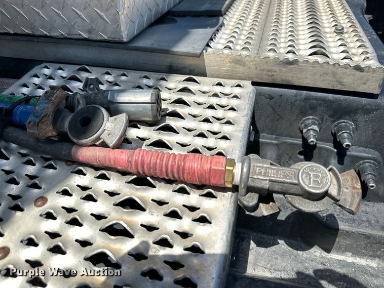 image for item ZA0422 2020 Peterbilt 579 semi truck