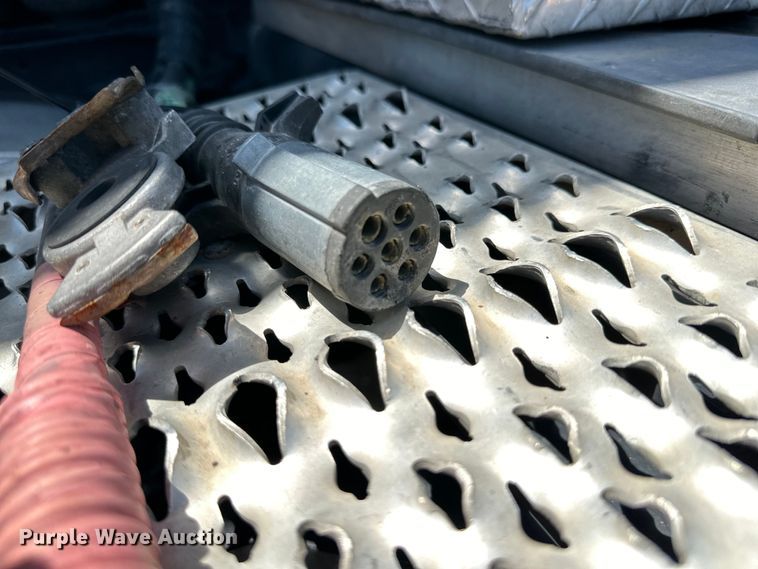 image for item ZA0422 2020 Peterbilt 579 semi truck