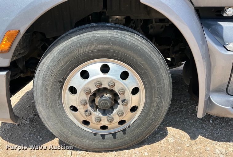 image for item ZA0422 2020 Peterbilt 579 semi truck